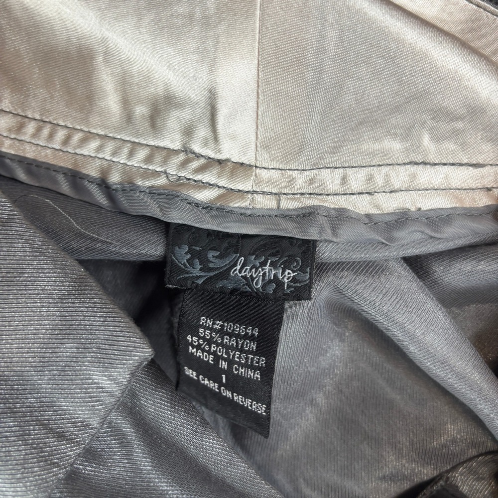 Daytrip Metallic Silver Dress Shorts Women Size 1 Pleated Cuffed Ribbon Belt - Picture 7 of 7